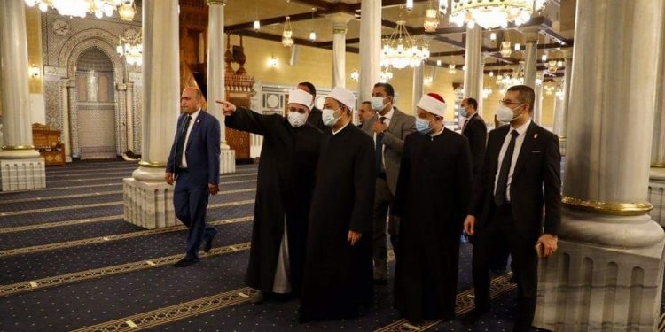 الإمام الأكبر يتفقد أعمال التجديد الشاملة بمسجد الحسين