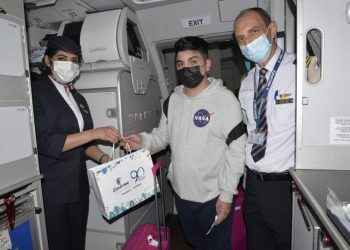 مصر للطيران تفاجىء ركابها بالهدايا