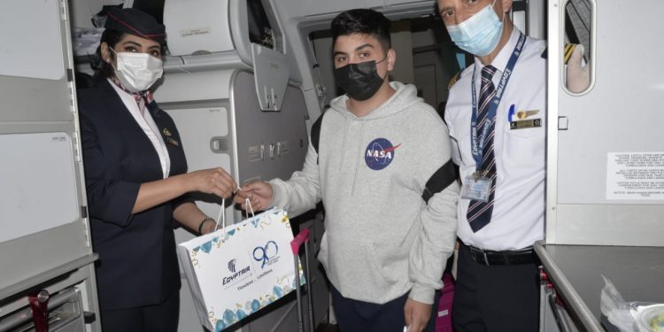 مصر للطيران تفاجىء ركابها بالهدايا