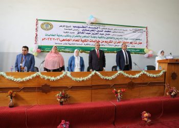 ﻿رئيس جامعة الأزهر يقف حدادا على أرواح شهداء الوطن خلال تكريمه حفظة القرآن الكريم