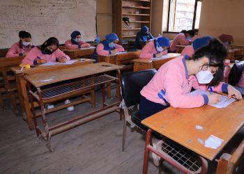 طلاب أولى ثانوي يؤدون امتحانات الدور الثاني للعام 2021/2022