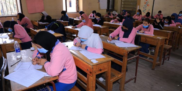 «التعليم» ترصد حالتين غش بامتحان الجبر والهندسة فراغية للثانوية العامة دور ثان