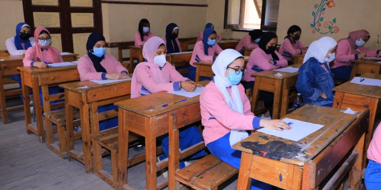 «التعليم» ترصد أجواء امتحانات الثاني الثانوي «صور»