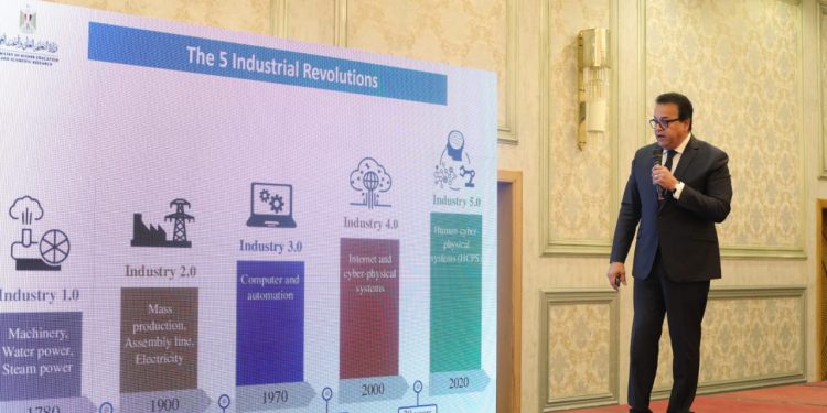 وزير التعليم العالي:نؤهل الطلاب لوظائف الثورة الصناعية الخامسة  