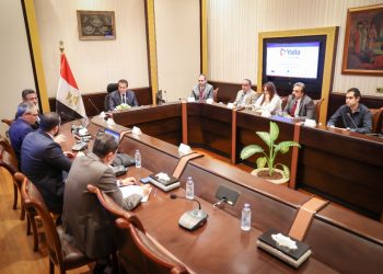 وزير التعليم العالي يعقد اجتماعًا مع رئيس القومية للبريد المصري