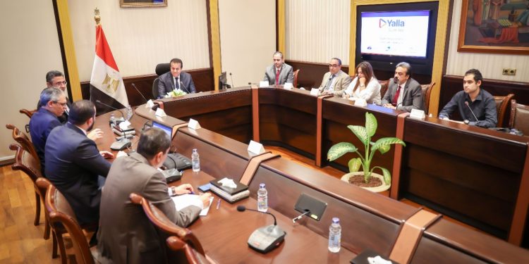 وزير التعليم العالي يعقد اجتماعًا مع رئيس القومية للبريد المصري