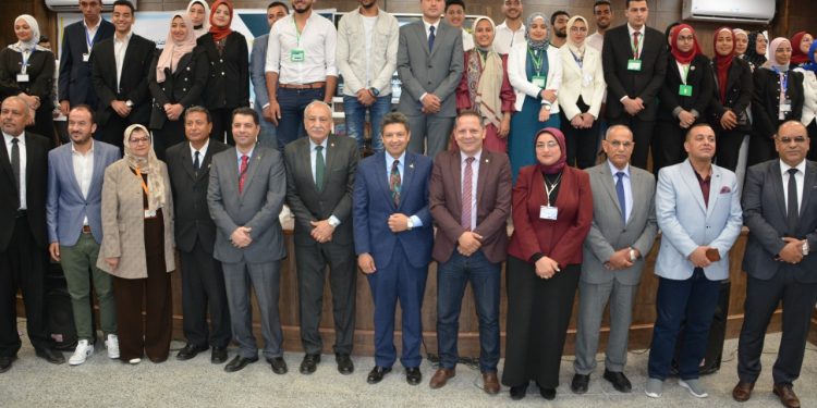 عبدالغفار يستعرض تقريرًا حول المؤتمر الطلابي “علماء المستقبل 5” بجامعة دمياط