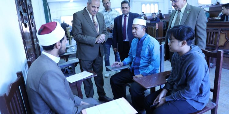 ﻿رئيس جامعة الأزهر يتفقد لجان الامتحانات الشفهية بكلية أصول الدين بالدراسة