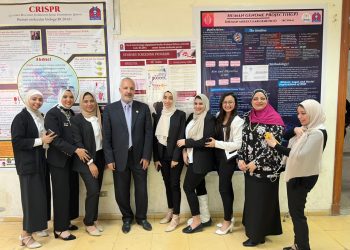 طلاب علوم جامعة حلوان يعرضون أول تجربة لبوستر علمي بمقرر الوراثة البشرية الجزيئية