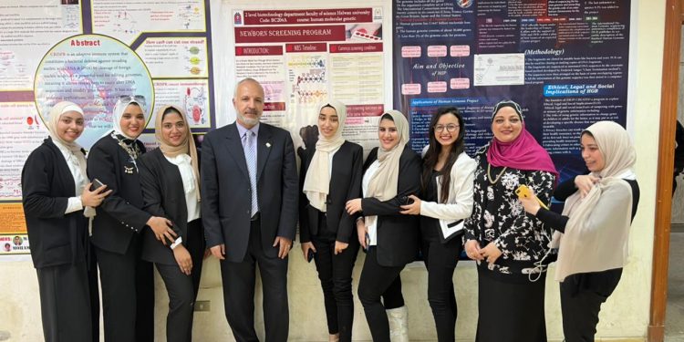 طلاب علوم جامعة حلوان يعرضون أول تجربة لبوستر علمي بمقرر الوراثة البشرية الجزيئية