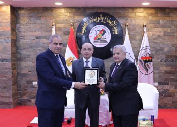 نادي النيابة الإدارية يكرم رئيس جامعة الأزهر في يوم الإبداع