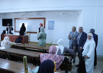 ﻿رئيس جامعة الأزهر يتفقد لجان الامتحانات بطب الأسنان ويتابع مبنى الاختبارات الإلكترونية