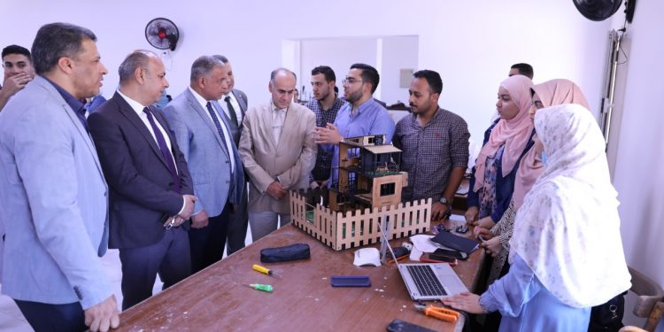نائب رئيس جامعة الأزهر يتفقد معرض التطبيقات الهندسية