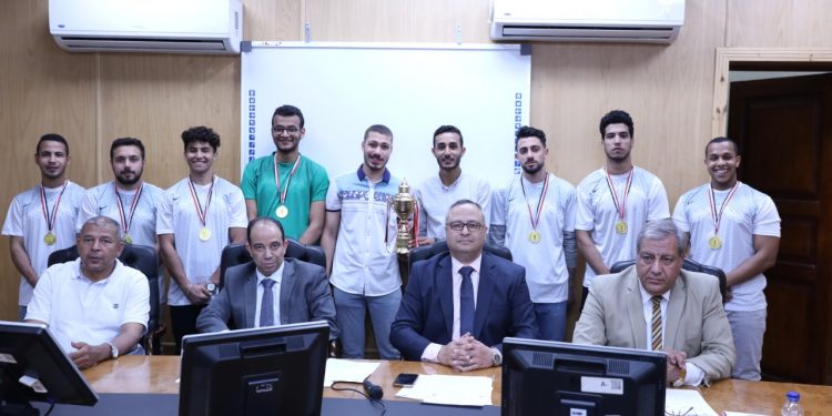 مجلس كلية الطب بالأزهر يكرم طلابه الفائزين بكأس الجامعة للعام 2022