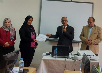 خدمة اجتماعية جامعة حلوان تناقش القيادة الإدارية وفريق العمل