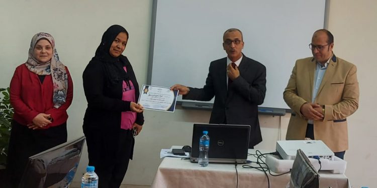 خدمة اجتماعية جامعة حلوان تناقش القيادة الإدارية وفريق العمل