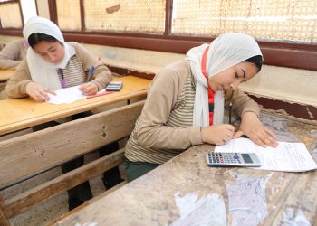 بمشاركة ممثلي القطاع الخاص.. طلاب الدبلومات الفنية يواصلون أداء الامتحانات العملية والمعملية