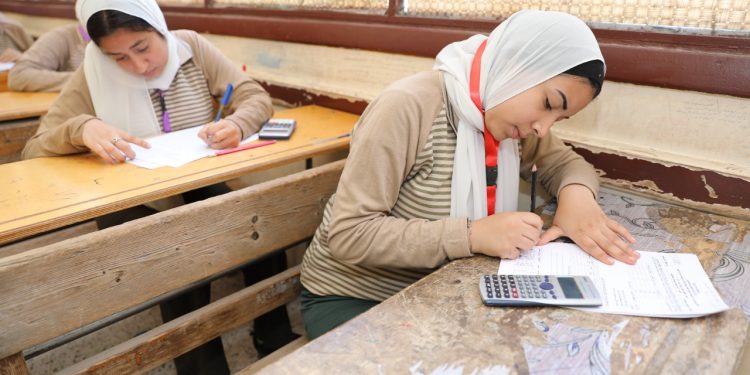 بمشاركة ممثلي القطاع الخاص.. طلاب الدبلومات الفنية يواصلون أداء الامتحانات العملية والمعملية