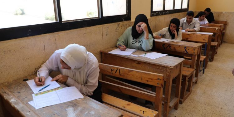 «أمهات مصر» يرصد تباين مستوى امتحانات الأول والثاني الثانوي