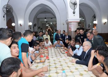 رئيس جامعة القاهرة يشارك الطلاب على مأدبة الغداء