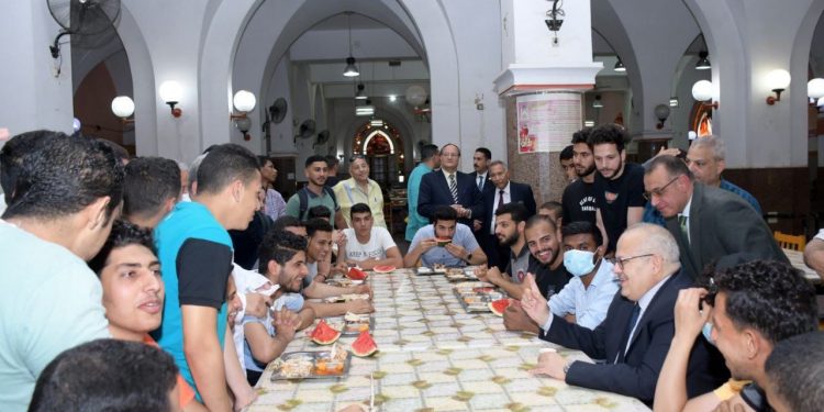 رئيس جامعة القاهرة يشارك الطلاب على مأدبة الغداء