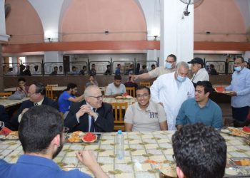 رئيس جامعة القاهرة يتناول البطيخ مع طلاب المدن الجامعية
