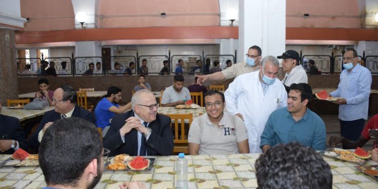 رئيس جامعة القاهرة يتناول البطيخ مع طلاب المدن الجامعية