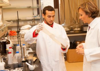 آمال عيسوي: أول عالمة تتخصص في أنابيب الكربون النانونية لتحسين خواص الألومنيوم في مصر