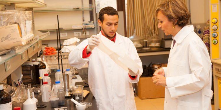 آمال عيسوي: أول عالمة تتخصص في أنابيب الكربون النانونية لتحسين خواص الألومنيوم في مصر