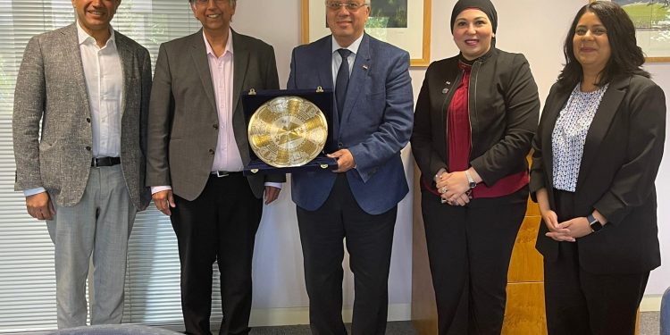 الدكتور أيمن عاشور نائب وزير التعليم العالي لشئون الجامعات والدكتورة رشا كمال ووفد جامعة أكسفورد