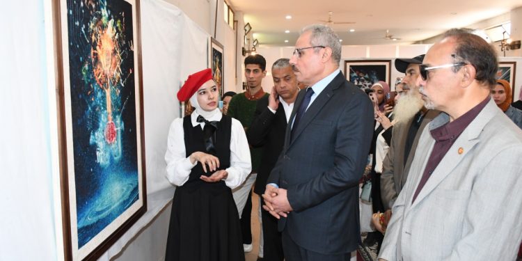 رئيس جامعة قناة السويس يفتتح معرض “أدب الخيال العلمي و ارتباطه بتطبيقات التكنولوجيا فى التصوير المعاصر”
