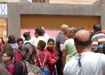 ولية أمر تتهم مذيع شهير بالإعتداء على نجلها أمام مدرسته