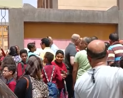 ولية أمر تتهم مذيع شهير بالإعتداء على نجلها أمام مدرسته