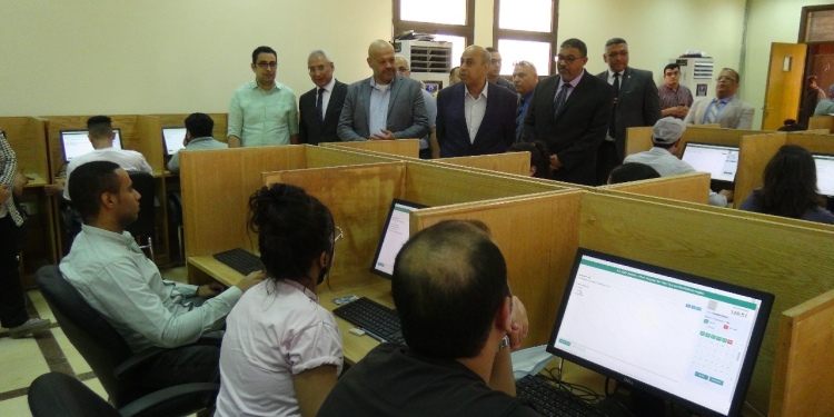 رئيس جامعة المنيا يتفقد الاختبارات الإلكترونية بكلية الحاسبات والمعلومات