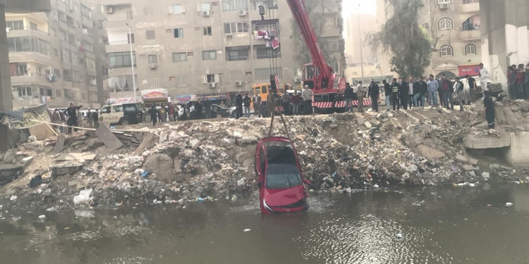 سقطت سيارتهم بترعة المريوطية.. تفاصيل وفاة سيدة وإنقاذ 6 أطفال