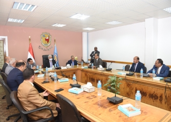 رئيس جامعة سوهاج يلتقى لجنة قطاع الدراسات الصيدلية بـ«الأعلى للجامعات»