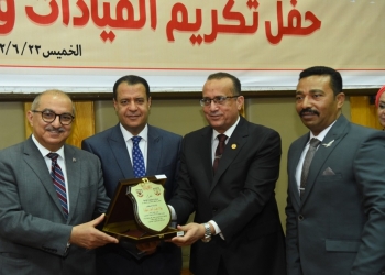 جامعة أسيوط تكرم القيادات والعاملين المثاليين