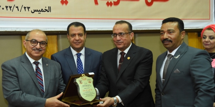 جامعة أسيوط تكرم القيادات والعاملين المثاليين