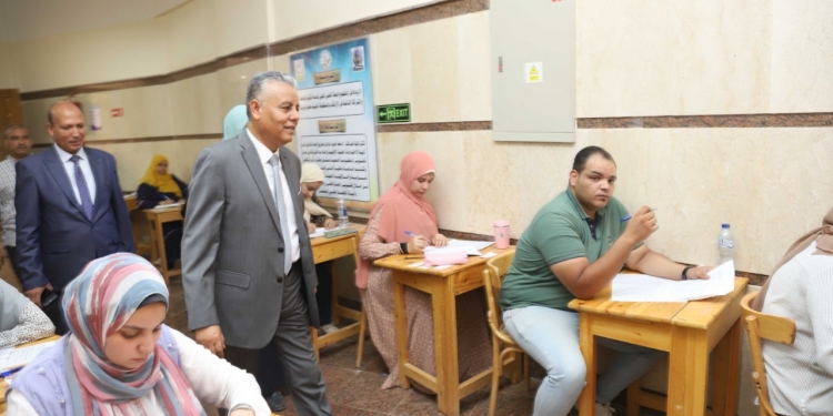 جولة تفقدية لرئيس جامعة جنوب الوادي بامتحانات كليات قنا
