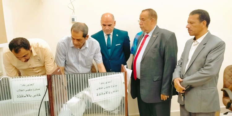 رئيس جامعة الأقصر يتفقد سير أعمال الاختبارات الإلكترونية