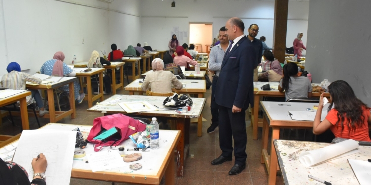 رئيس جامعة الأقصر يتفقد امتحانات الكليات