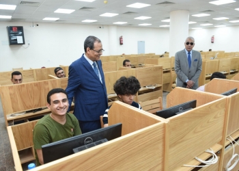 رئيس جامعة سوهاج يتفقد الامتحانات الإلكترونية لطلاب كلية الطب البشري