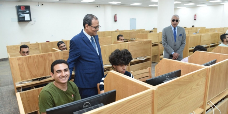 رئيس جامعة سوهاج يتفقد الامتحانات الإلكترونية لطلاب كلية الطب البشري