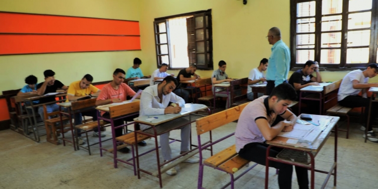 تداول أسئلة وإجابات امتحان الإحصاء للثانوية العامة