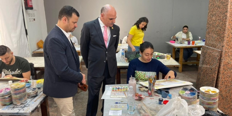 رئيس جامعة الأقصر يتفقد انطلاق امتحانات الفصل الدراسي الثاني