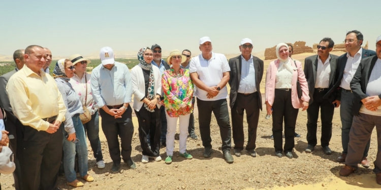 طلاب جامعة جنوب الوادي يشاركون وزيرة البيئة حملة للتشجير وماراثون السيارات الكهربائية