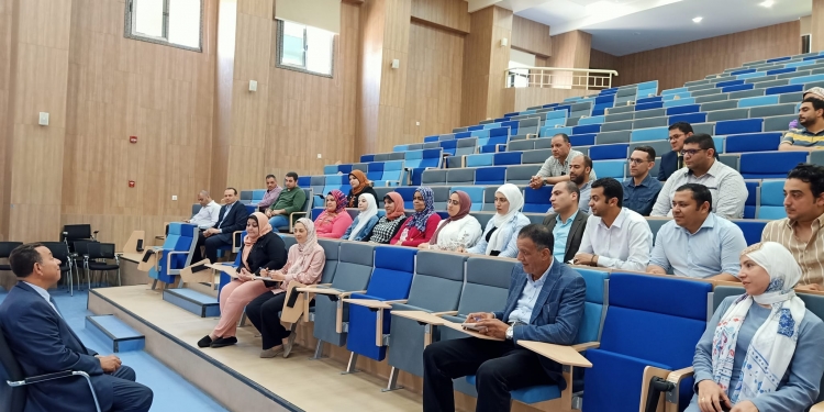 رئيس جامعة المنصورة الجديدة يلتقي بالجهاز الإداري استعدادا لامتحانات الفصل الدراسي الثاني