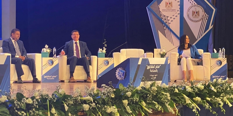 عميد جامعة شرق لندن يطالب بإنشاء قرى ذكية في مصر لمواجهة التكدس المروري