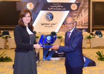 وزيرة الهجرة تكرم المهندس العالمي هاني عازر 