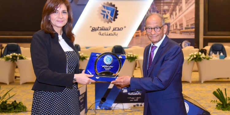 وزيرة الهجرة تكرم المهندس العالمي هاني عازر